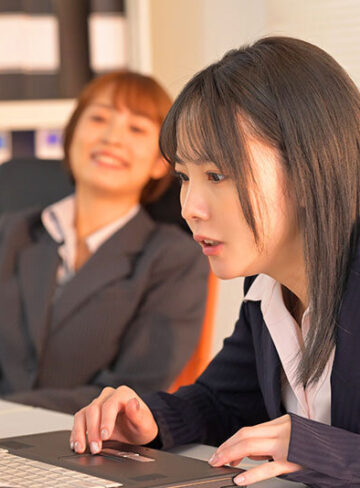 怠け癖のある干物女と思っていた先輩が実はシゴデキ。ギャップありすぎの濃厚キスでレズ堕ちした私 やらかし窓際先輩×期待の新人後輩 オフィスレズビアン 美ノ嶋めぐり 玉城夏帆