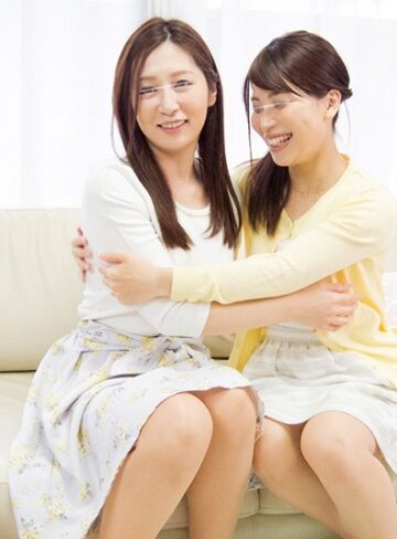 一般男女モニタリングAV レズver. 幼稚園帰りのママ友同士が旦那と子供がいない間に2人っきりの自宅で人生初のイカせ合いレズHに挑戦！素人妻が恥じらいながらもレズキス/相互手マン/レズクンニ/レズ玩具/貝合わせ◆｜