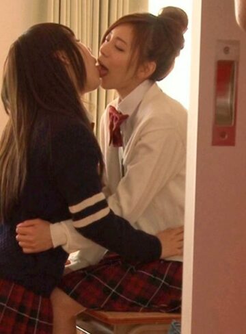 去年まで女子校だった学校が共学になり、入学した僕は女の子だらけのウハウハな生活を夢見ていたが女子からは全く相手にされない。 そんなある日、元々女子校だったからなのか、クラスの女子がレズっているのを偶然目撃している所を気づかれ、呼び出された僕は…｜