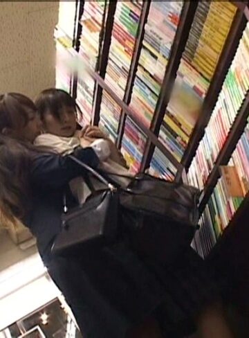 痴●OK娘 レズスペシャル 本屋に来た○○生をキスで興奮させろ｜