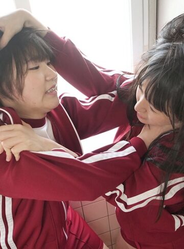 父の再婚相手の連れ子は毎日喧嘩するほど仲の悪いクラスメイトだった。両親に心配をかけたくない私達は声を押し殺して女同士の喧嘩をするようになった。喘ぎ声とイキ我慢をする新感覚喧嘩レズバトル3｜河奈亜依・水沢つぐみ