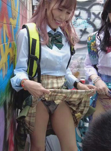 ダッサい嫁で精子無駄撃ちするぐらいなら ウチらがパコって全部ごっきゅん丸呑みしてあげる メスガキギャルズのザーメン飲散歩 工藤ララ 逢見リカ｜工藤ララ・逢見リカ