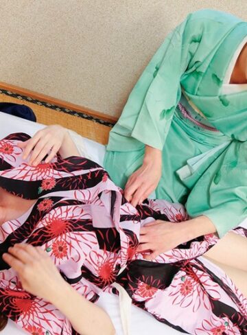 接吻熟女レズ 訳ありおばさんの一人旅で訪れた場末の温泉宿の女将の舌を絡ませたレズ接吻で熟したカラダに火が点いた｜北条麻妃・華月さくら・竹内梨恵