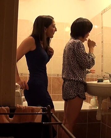 ホームステイでやってきた日本人女性の寝込みを襲いレズ行為を強要する金髪美女の投稿映像｜