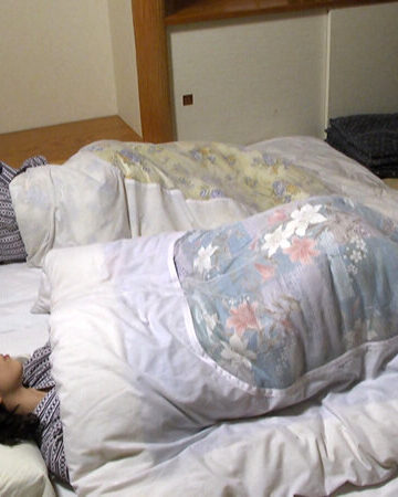 一夜レズ ～旅先、遅咲き、酔い乱れ～｜神ユキ・堀内未果子・桃井しずか