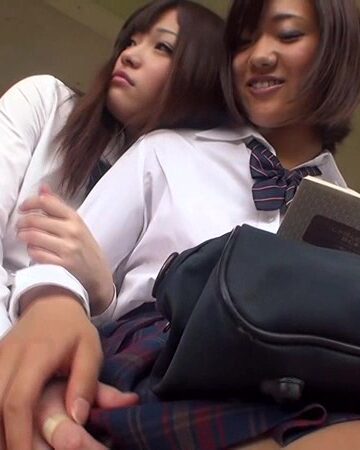 仲良し女子校生の危険な遊び 隠れて楽しむ恥ずかし過ぎる野外レズビアン 鈴村みゆう 葉月可恋｜鈴村みゆう・葉月可恋