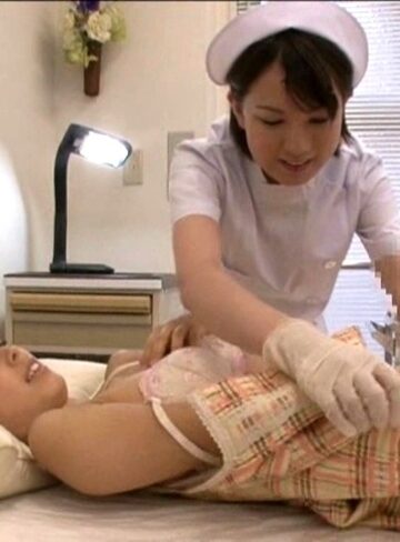 入浴できない女性入院患者の体を拭く時に敏感なアソコをヤラしく刺激し愛液を溢れさせる「超キレイなレズナース」は、糸引きオマ○コを見た瞬間、歯止めが利かなくなる！｜