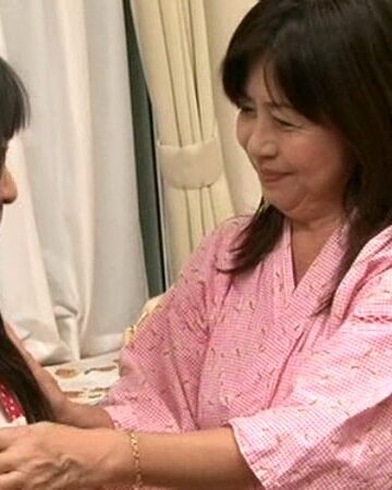 孫と同い年位のロリ介護士に下半身のお世話をされる五十路・六十路お婆ちゃん｜矢代美智代・矢野さゆり・つぼみ