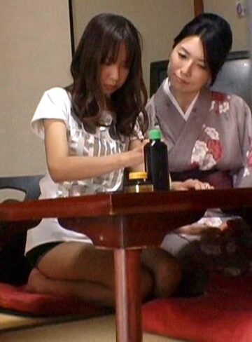 乱れ狂い近親相姦 未亡人妻と娘のレズ盗撮｜